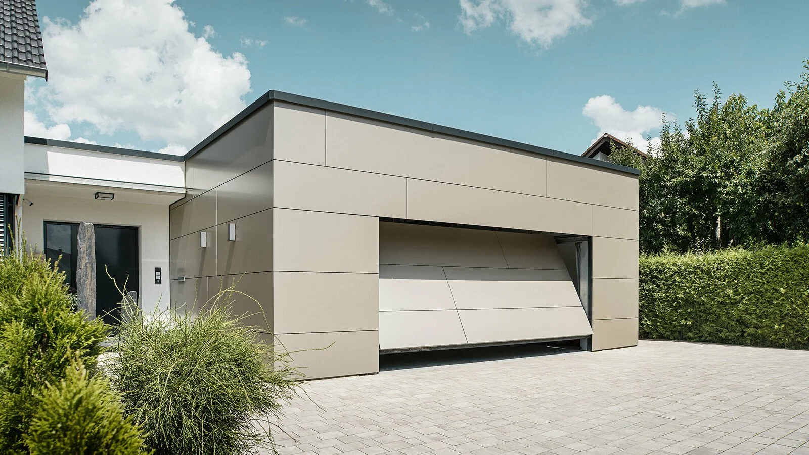 csm_Garage-halboffen-Fassade-PREFA-Aluminium-Verbundplatte-Bronze_28de445279.jpg