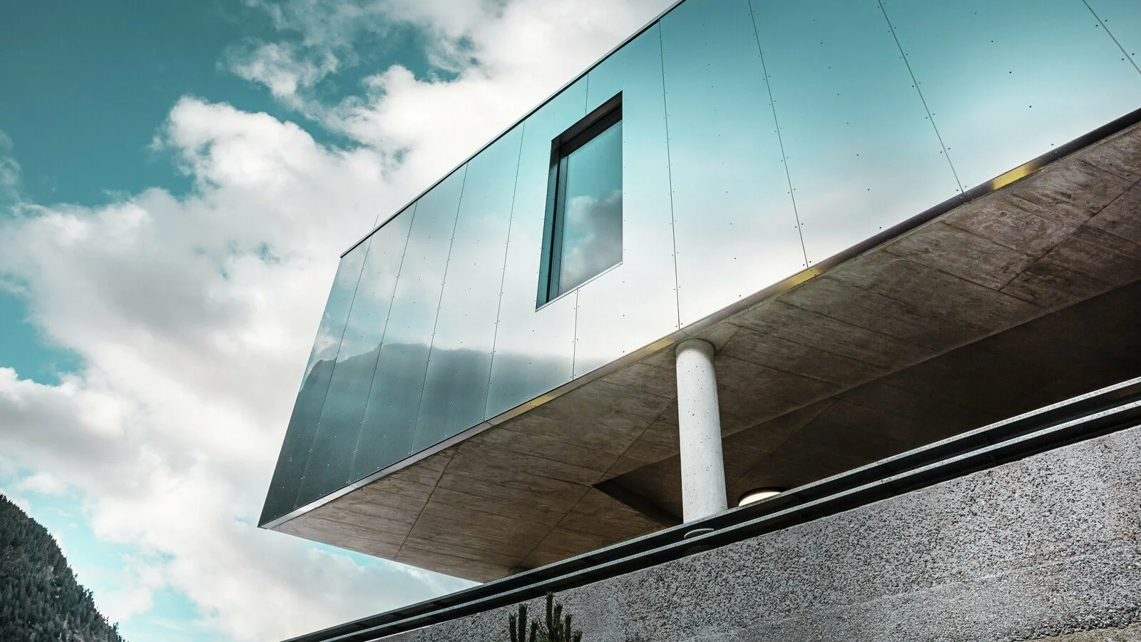 csm_Reflektierende-PREFA-Fassade-Aluminium-Verbundplatte-Reflective-Natural-MPREIS-Soelden-AT_2f716fbca4.jpg