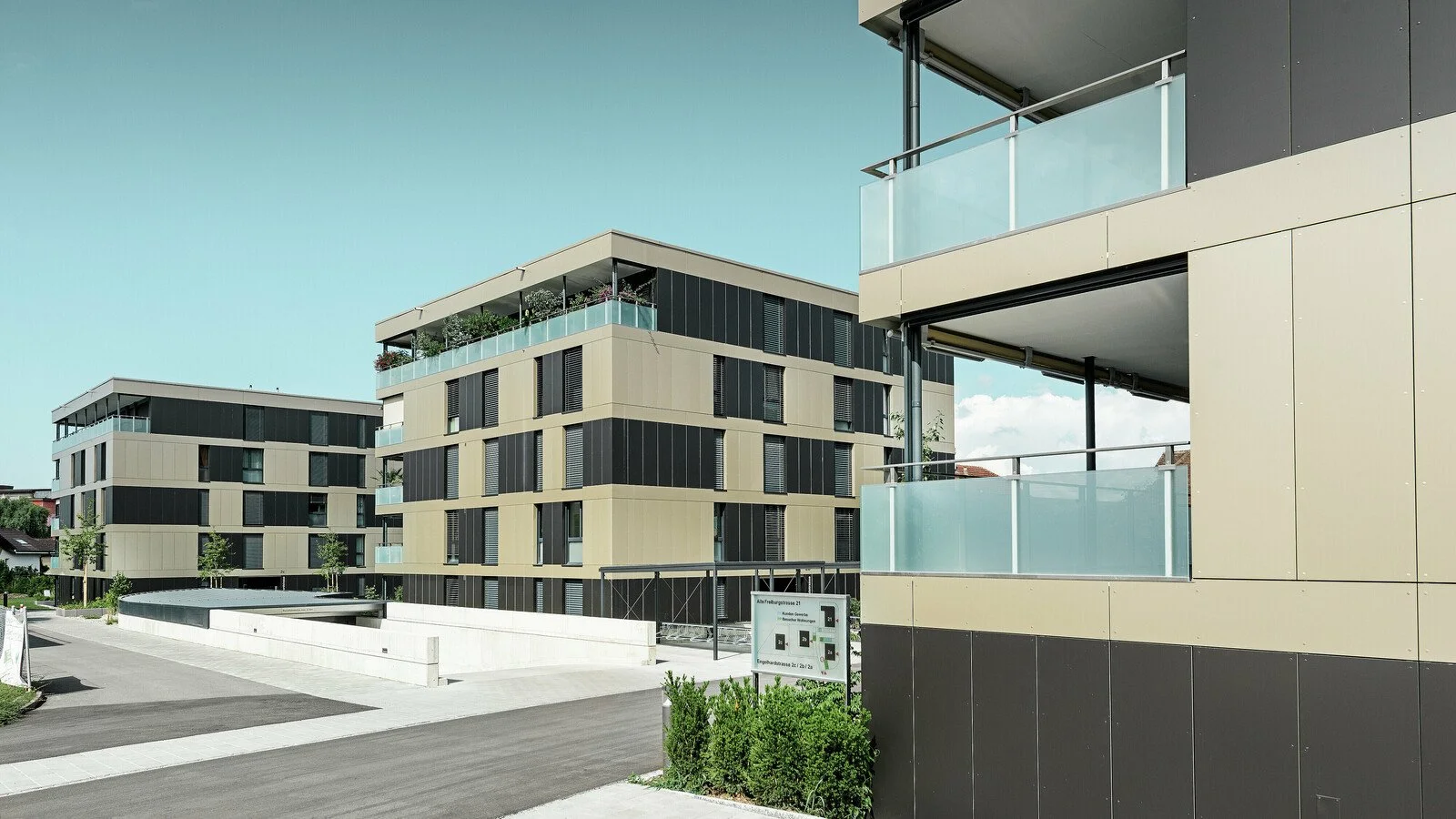 csm_Gesamtansicht-Gebaeude-Komplex-Murten-CH-PREFA-Fassade-Aluminium-Verbundplatte-Bronze-Schwarzgrau_4541b1b75d.jpg