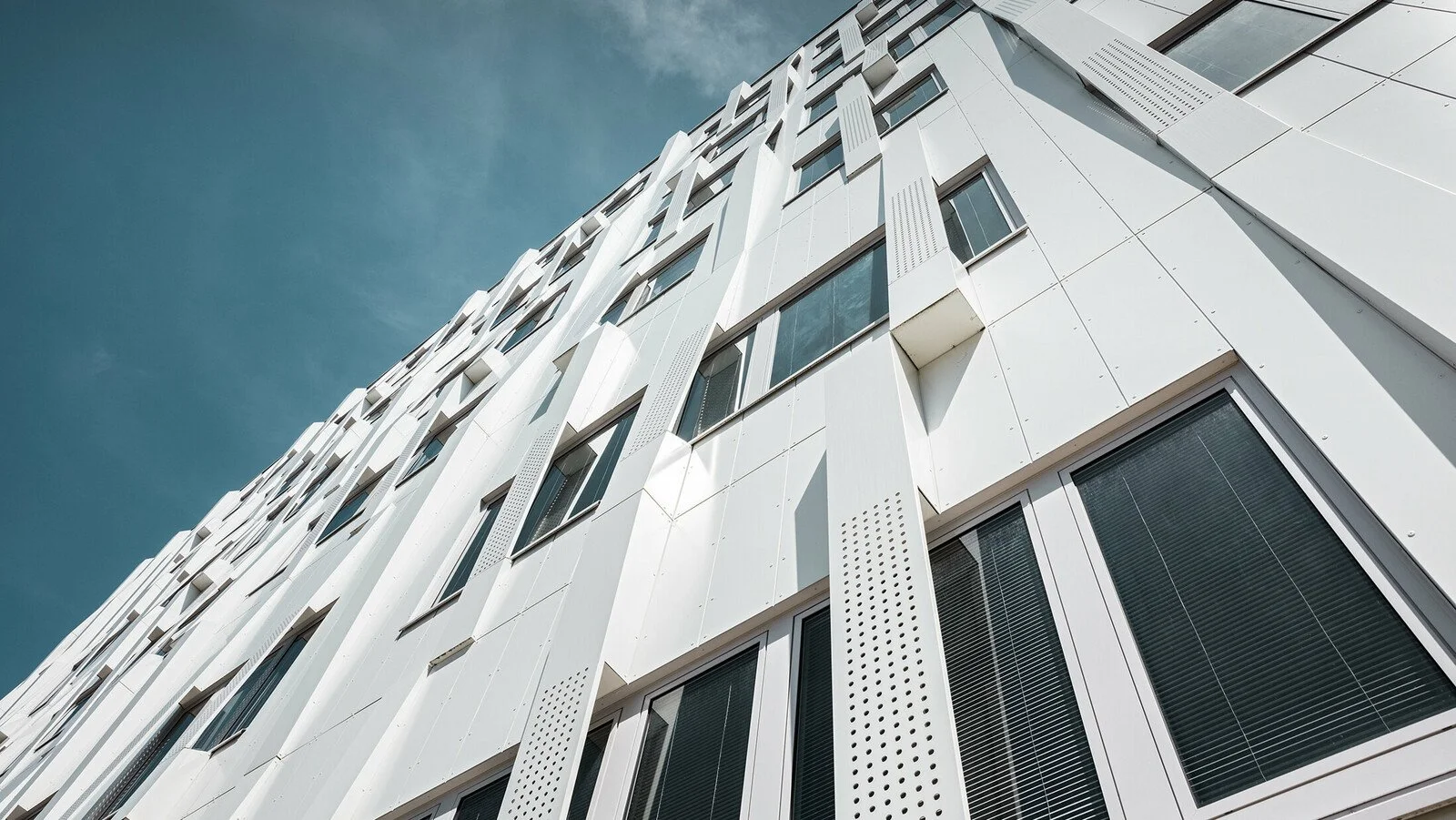 csm_PREFA-Uniklinikum-St-Poelten-Aluminium-Verbundplatten-PREFABOND-reinweiss-gelocht-3D-Fassade-Kassettenfassade_67d4c56edb.jpg