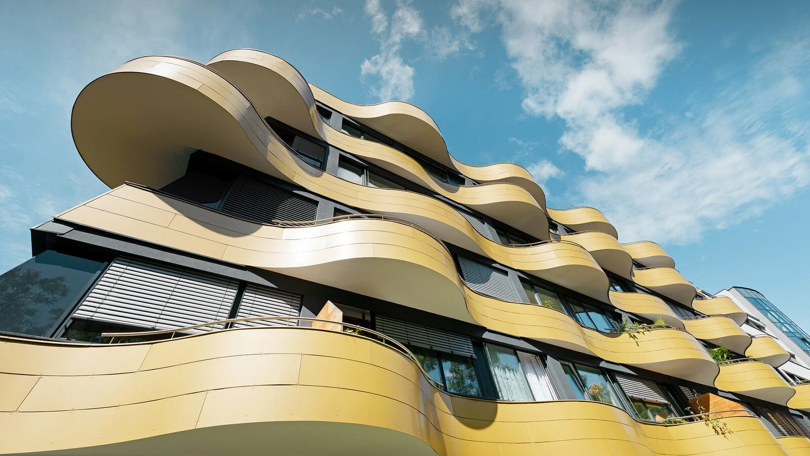 csm_Froschperspektive-Goldene-Welle-Graz-Runde-Fassade-Aluminium-Verbundplatte_3698dc6019.jpg