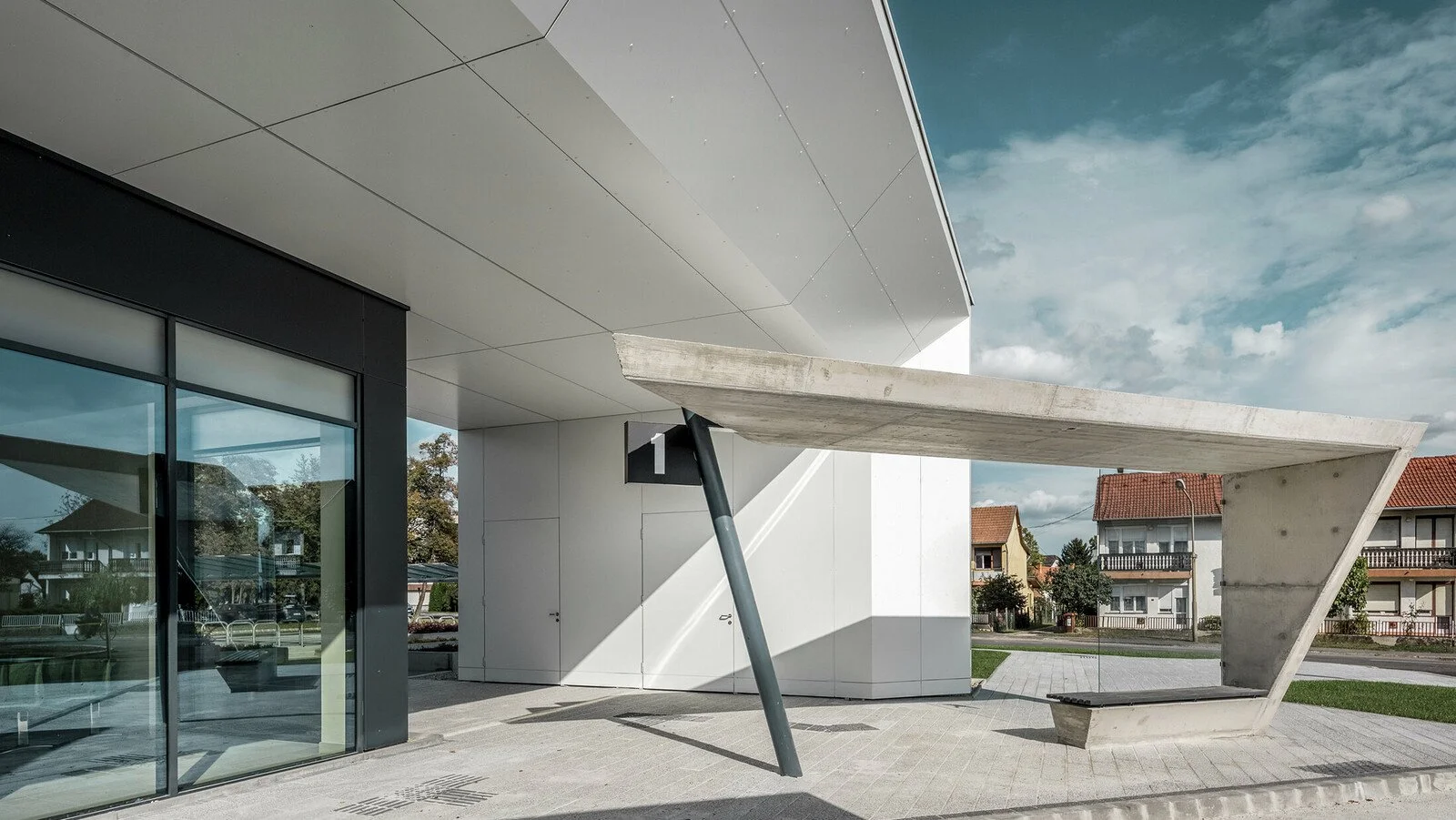 csm_PREFA-Busbahnhof-Lenti-PREFAbond-Aluminium-Verbundplatte-P10-Anthrazit-reinweiss-Eingangsbereich-Fassadengestaltung_5128216e5f.jpg