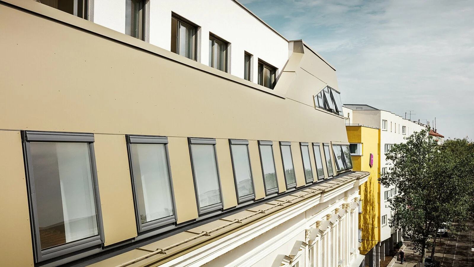 csm_Nahaufnahme-PREFA-Dachgeschossausbau-Wien-Verbundplatte-bronze-Schlosshoferstrasse_9acebc4b4a.jpg