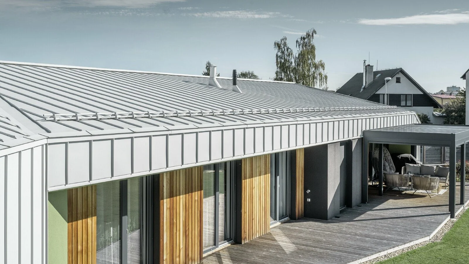 csm_PREFA-Einfamilienhaus-Jihlava-Bungalow-eingeschossig-Prefalz-Dach-Fassade-prefaweiss-Terrasse-Holz_e656919419.jpg