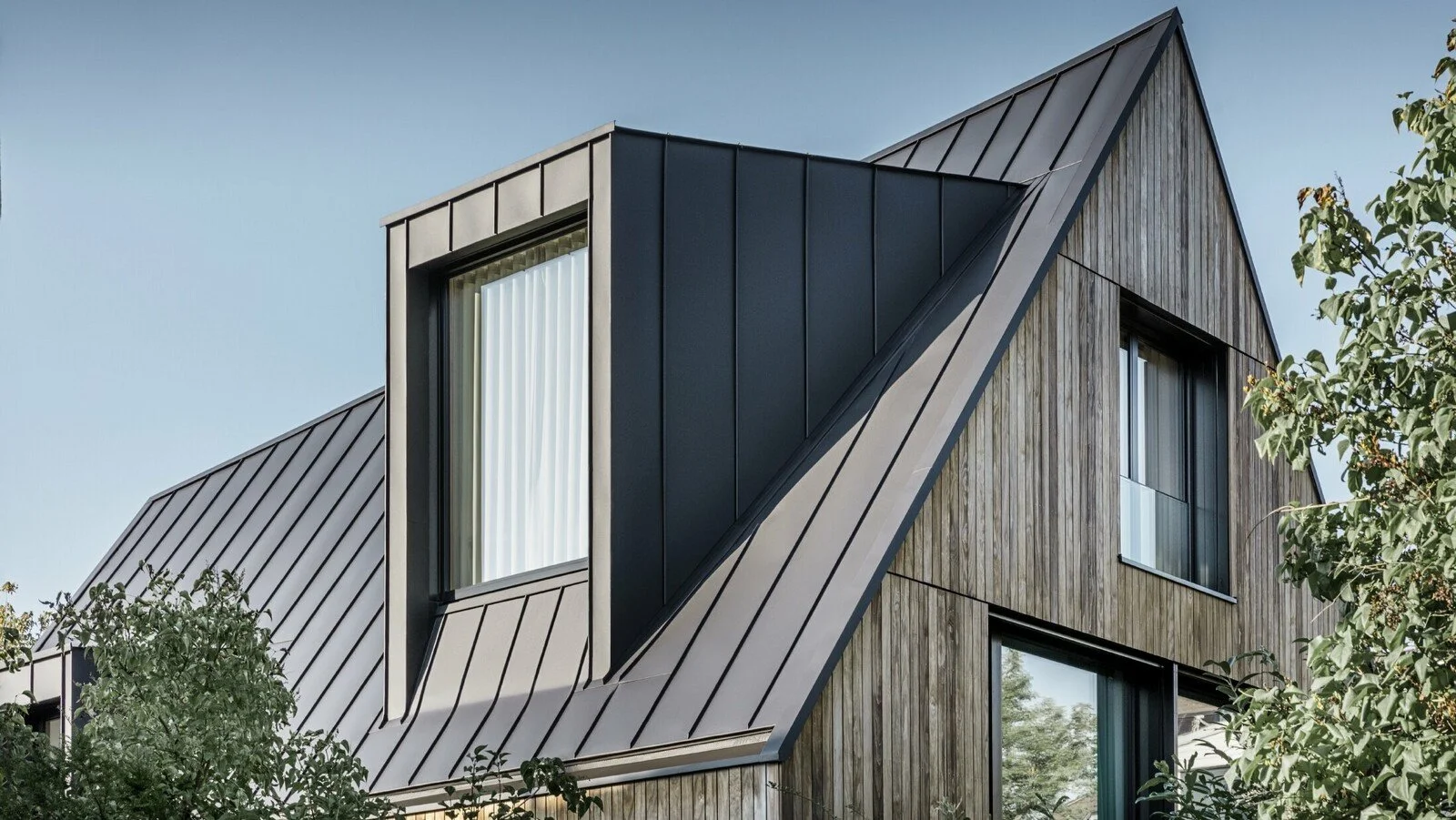 csm_PREFA-Einfamilienhaus-Prefalzdach-anthrazit-Stehfalz-Holzfassade-Gaubenfenster_213bf67fdf.jpg