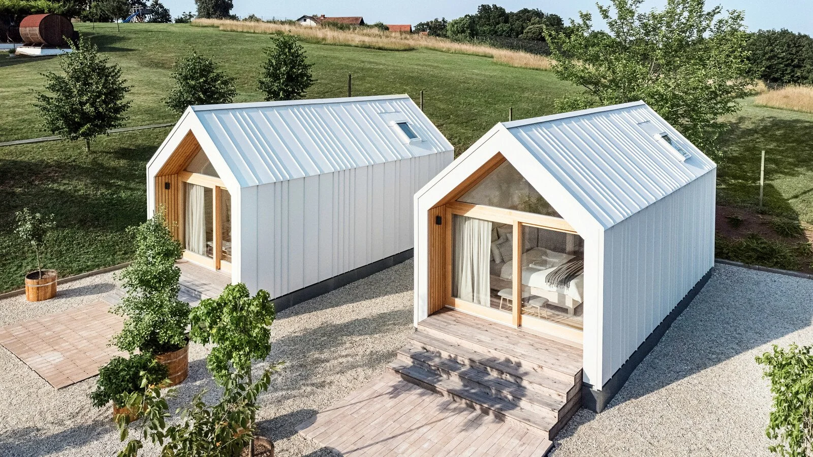 csm_Vorderseite-Pri-Momi-Tiny-Houses-Modulbauten-Kancevci-SI-PREFALZ-Dach-Fassade-Reinweiss_a1f6a1b418.jpg