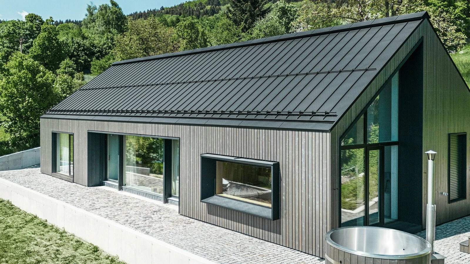 csm_Rueckseite-Whirlpool-EFH-Kuncice-CZ-Haus-B-PREFALZ-Schwarz_f29a8f5b94.jpg