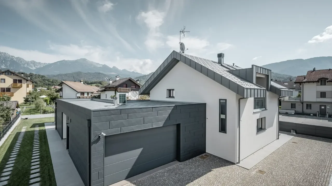 csm_PREFA-Einfamilienhaus-Alpago-SidingX-anthrazit-R16-Dach-hellgrau-Prefalz_f4d8fa7669.webp