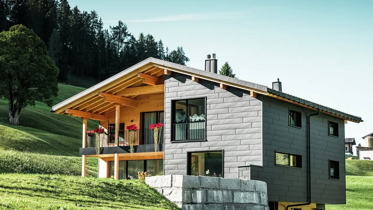 csm_Froschperspektive-Terrasse-Einfamilienhaus-Ascharina-Schweiz-Fassade-Holz-PREFA-Aluminium-SidingX-P10-Schwarz_ce0042e731.webp