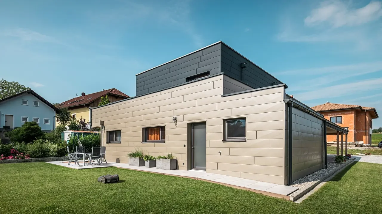 csm_Garten-EFH-Wippenham-AT-PREFA-Aluminium-Fassade-SidingX-Anthrazit-Bronze_5b35bdd9f9.webp