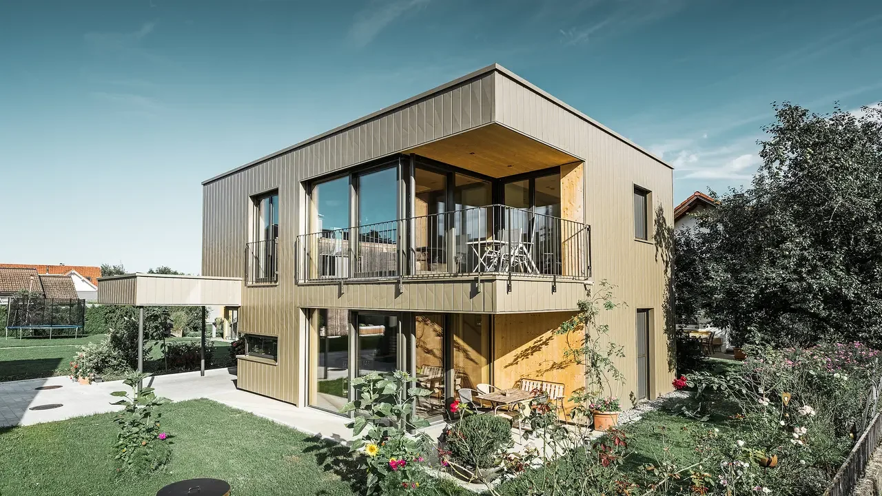csm_PREFA-Haus-PFM-Wolfurt-SidingX-Bronze-Garten_5c50379cf6.webp