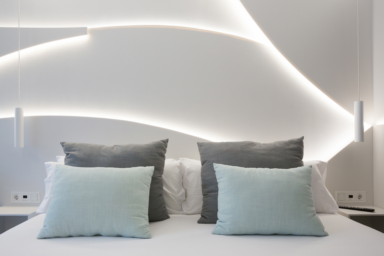 Backlit Lg Hi-Macs solid surface wall accents - photo from www.lghausys.com