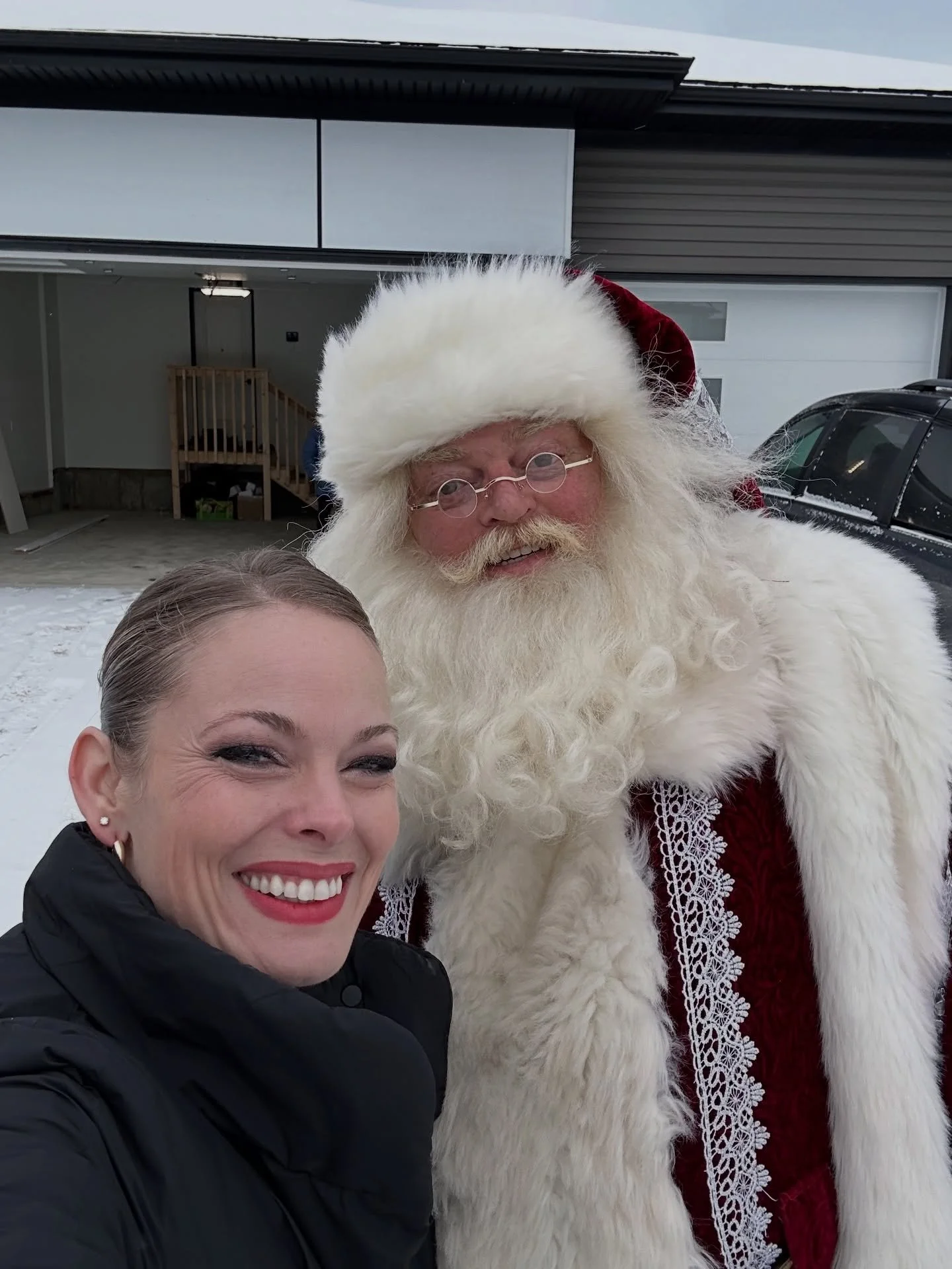 Look who came to check out our beautiful bungalow at 120 Beaconview Place in Fort McMurray, and to support the United Way! 

Our thanks to @kristystonehouse for showing Saint Nick around.