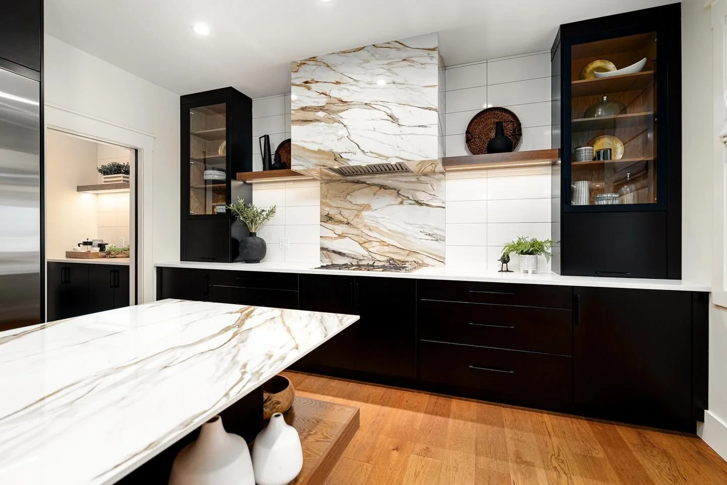 If you&rsquo;re looking for any Christmas list recommendations, may we suggest this stunning custom kitchen, beautifully built by Alves. 😉🎄🎅