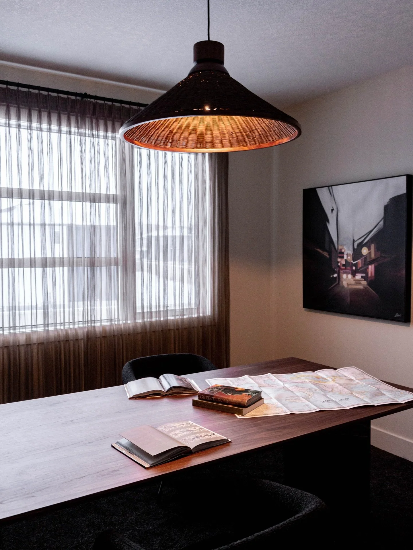 Proof that a functional workspace can also be the coziest room in the house. Who else is dreaming of a home office renovation?