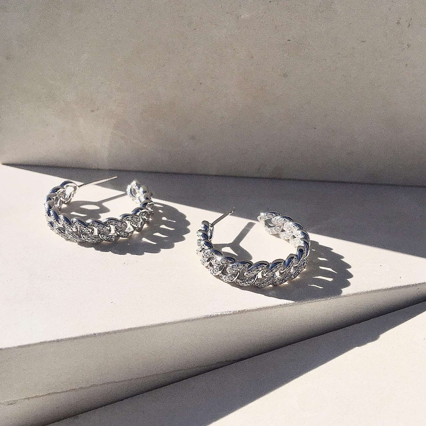 Our own knack for nailing what&rsquo;s next 

&lsquo;Sand&rsquo; sculpted diamant&eacute; dune-like shape link hoop earrings
.
.
. 
#TogetherWithKassali #SpreadYourLove
#ArtSculptureGlam #hoopearrings #rhodium #gemaporter #modernearrings #aaronkassal