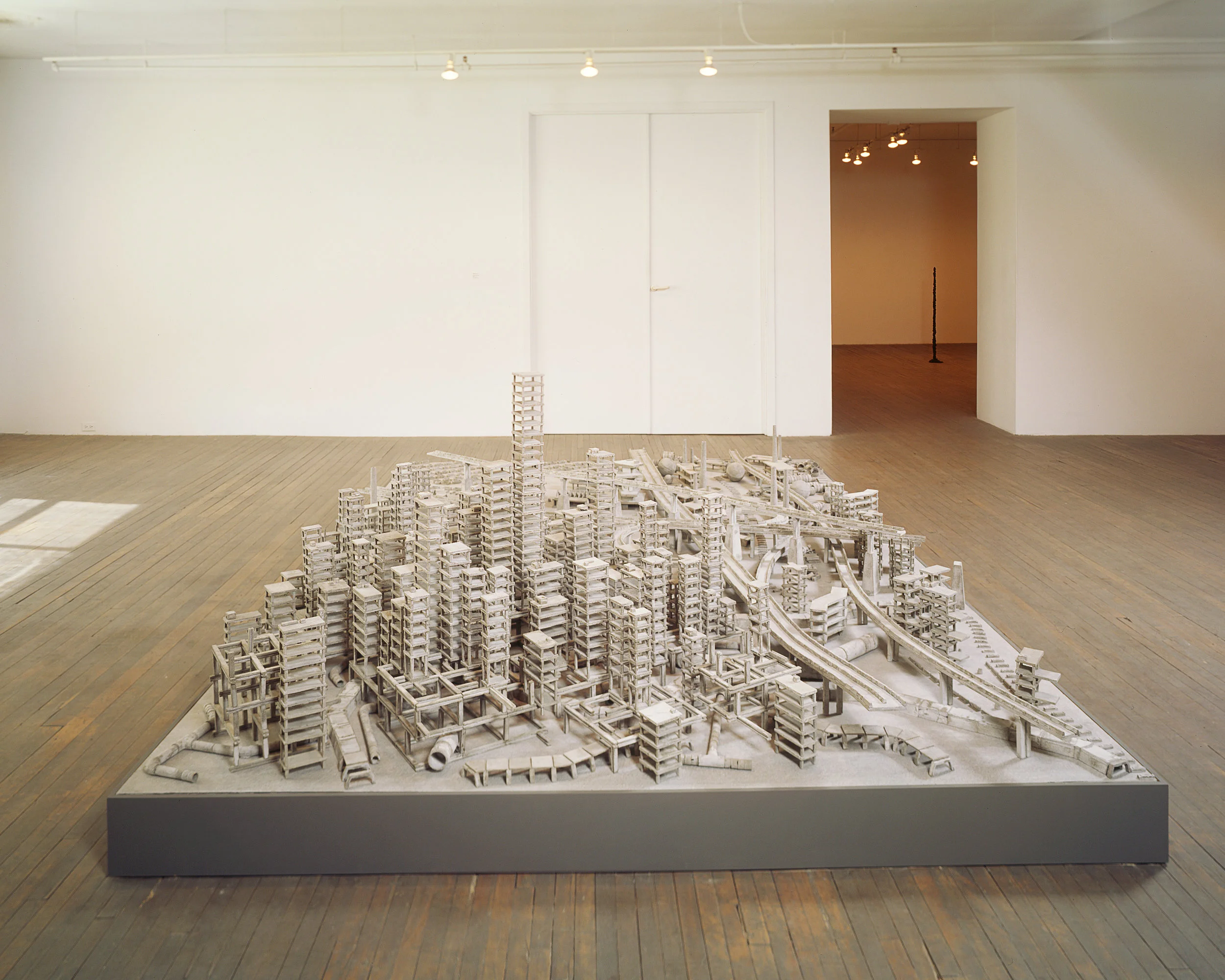  Sans-titre (ville), 2002-2004  ciment  107 cm x 368 cm x 246 cm 
