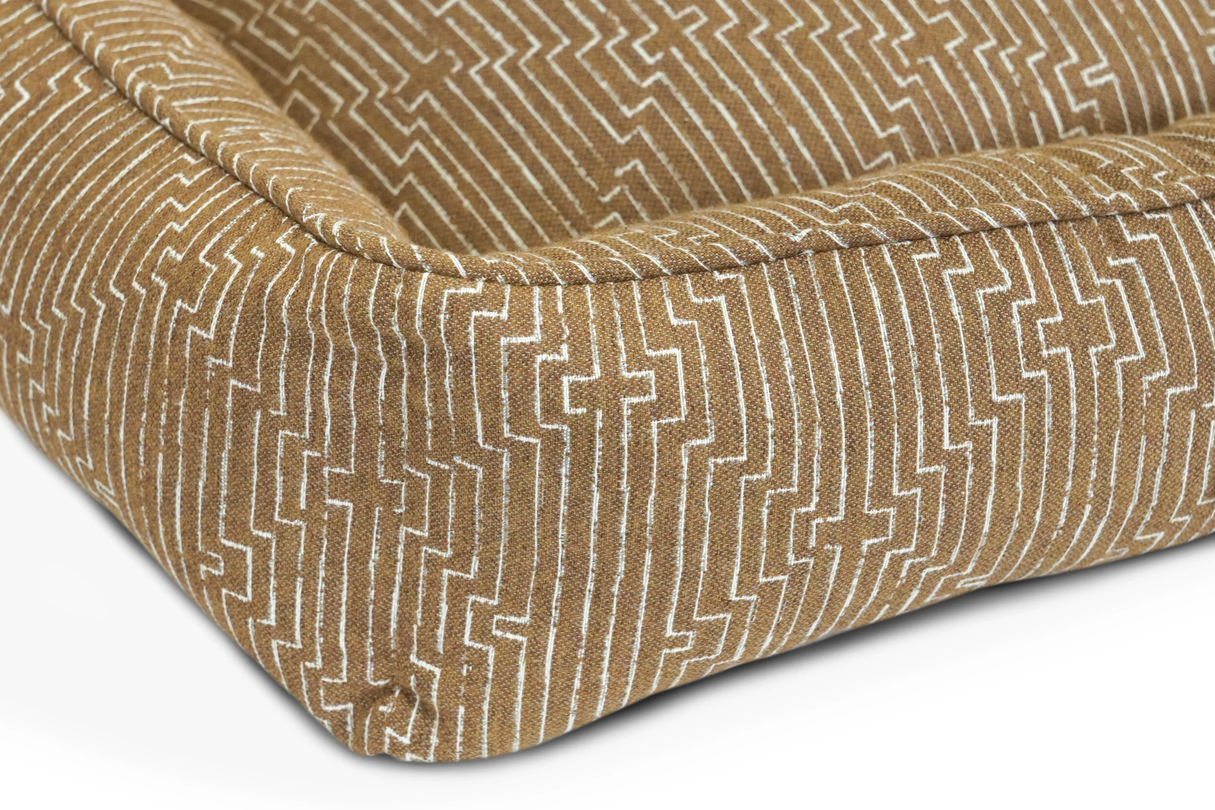 120017-Golden Doodle-The Houndry Pet Beds-Silo-2.jpg