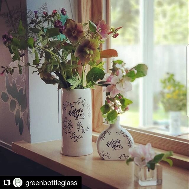 #norfolklove&mdash;&gt; @greenbottleglass ・・・
Wonderful Wednesday - a picture courtesy of @norfolk_gin .....one of their delightful wade ceramics bottles that we have turned into a vase.  Thanks guys 👍🙂
.
#recycle #repurpose #upcycle #artisan #besp
