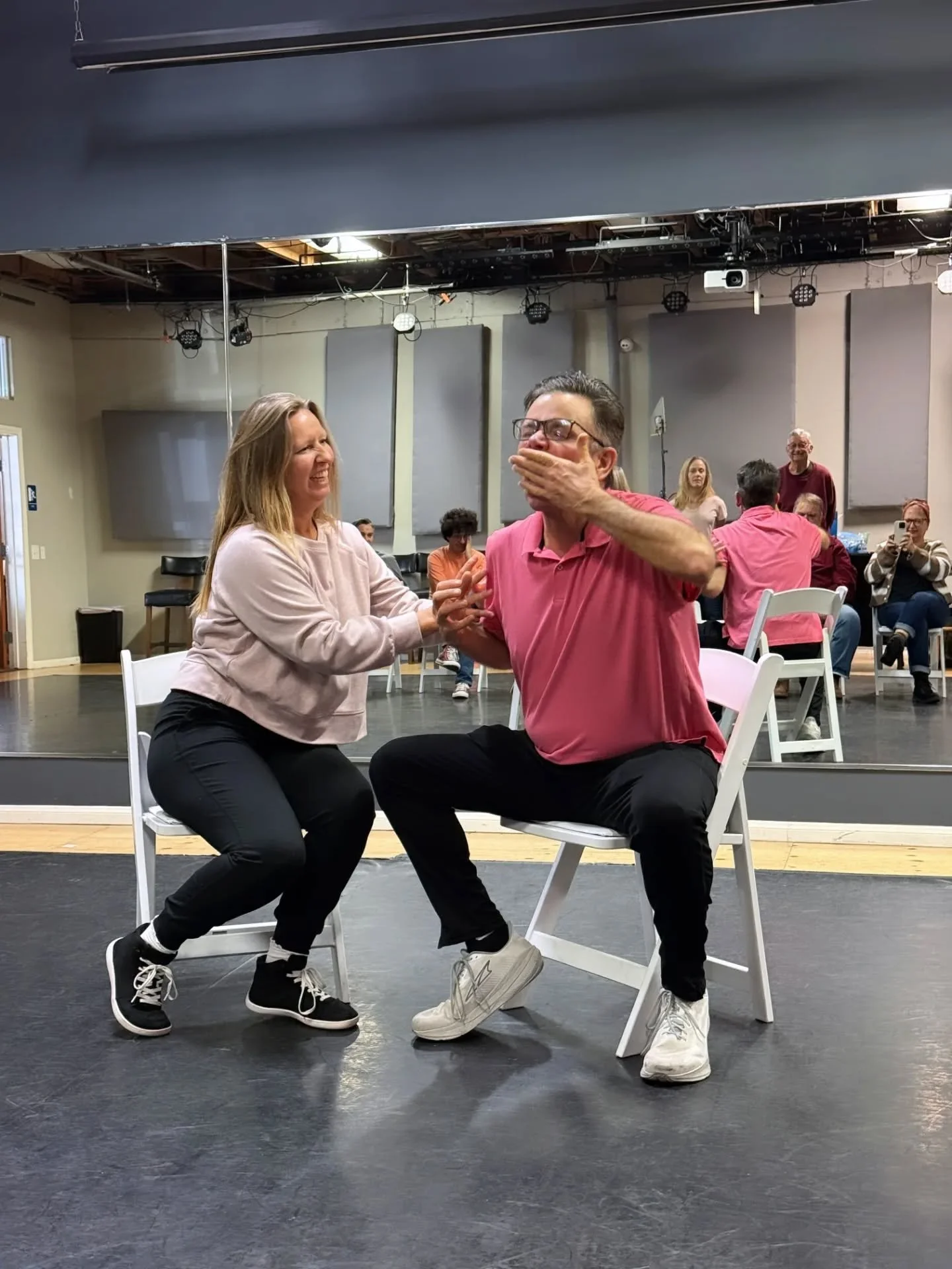 Pics from my improv workshop Short Form Fanatic with the lovely and hilarious folks of @venturaimprov .Thanks so much for having me and my expressive Italian arm gestures 🤌 GO SEE VENTURA IMPROV COMPANY!

📸 : @beckyhaycox