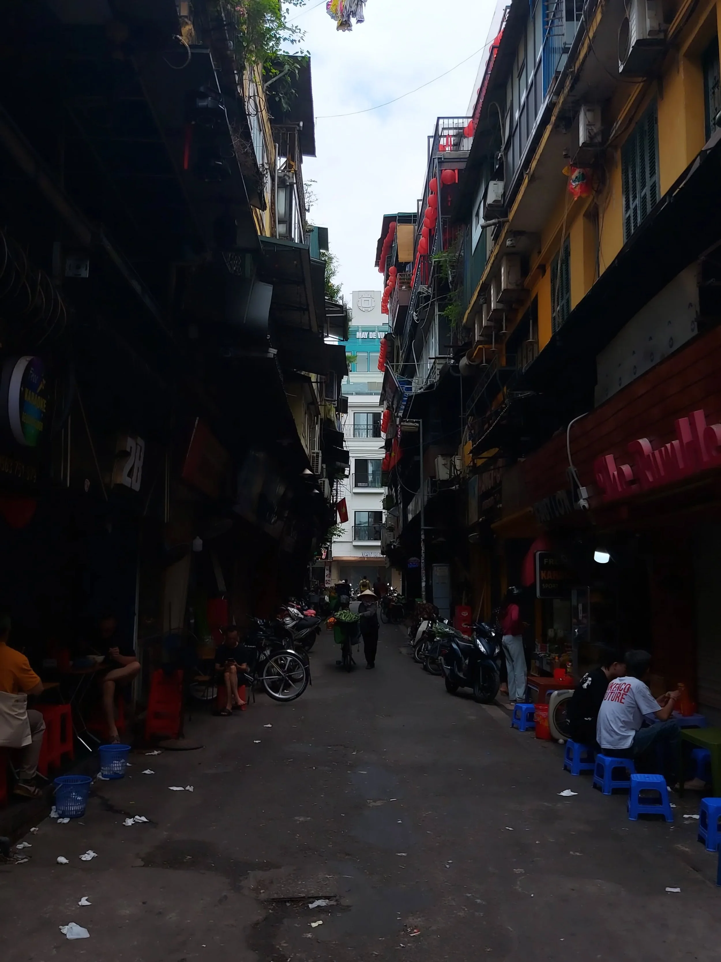 A big huge thank you to @le.kimthanhhh &amp; @theimprovhub for having me in Hanoi for a weekend of improv workshops and shows. Your community is so special and unique. I'm so happy to get a chance to be a little part of it. At this point, Hanoi is my