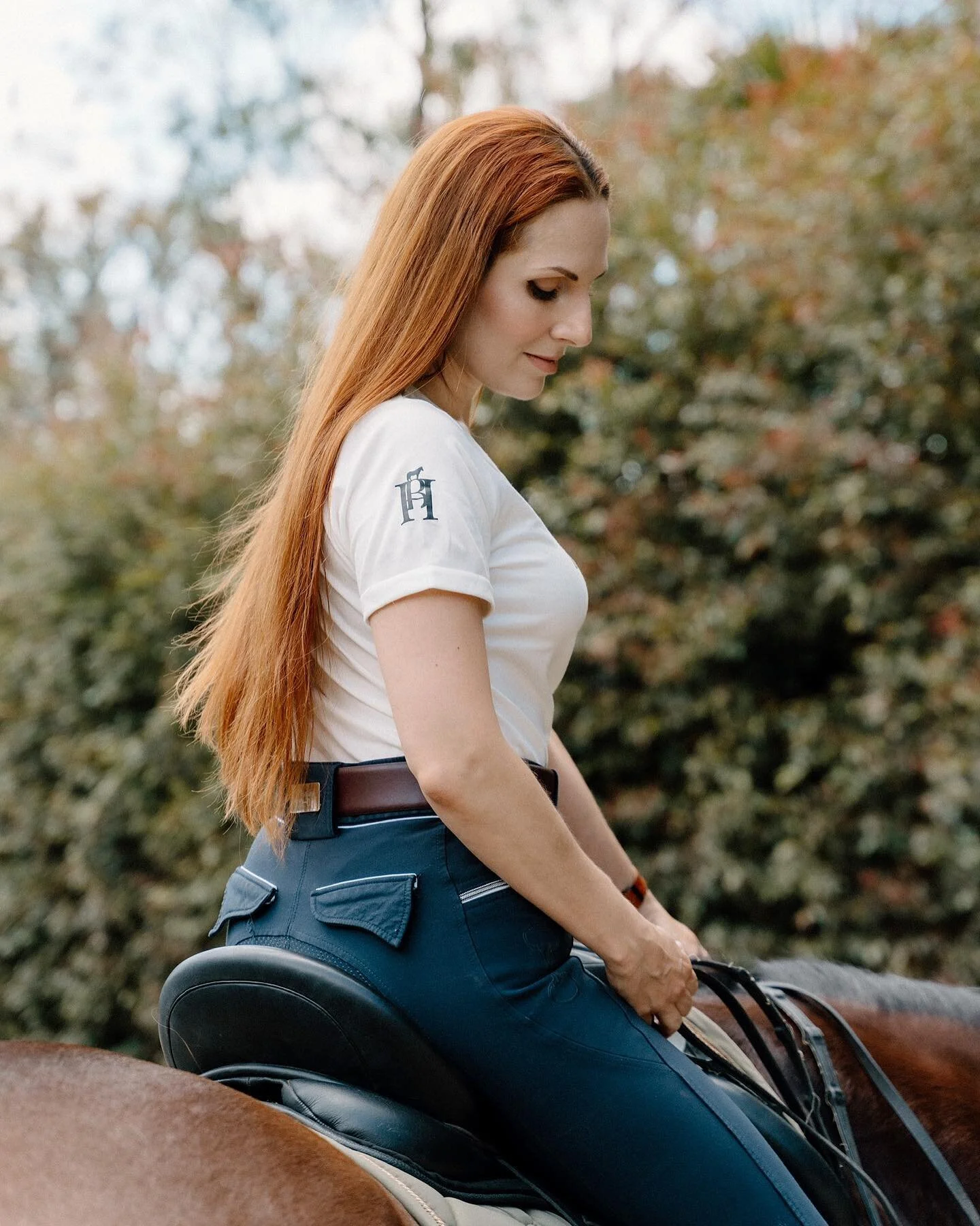 Con @horseboudoir decidimos crear algo en conjunto para celebrar nuestra pasi&oacute;n com&uacute;n : los caballos. 

Lanzamos una camisa b&aacute;sica y tr&egrave;s chic que vas a poder usar todos los d&iacute;as para mostrar al mundo entero que ere