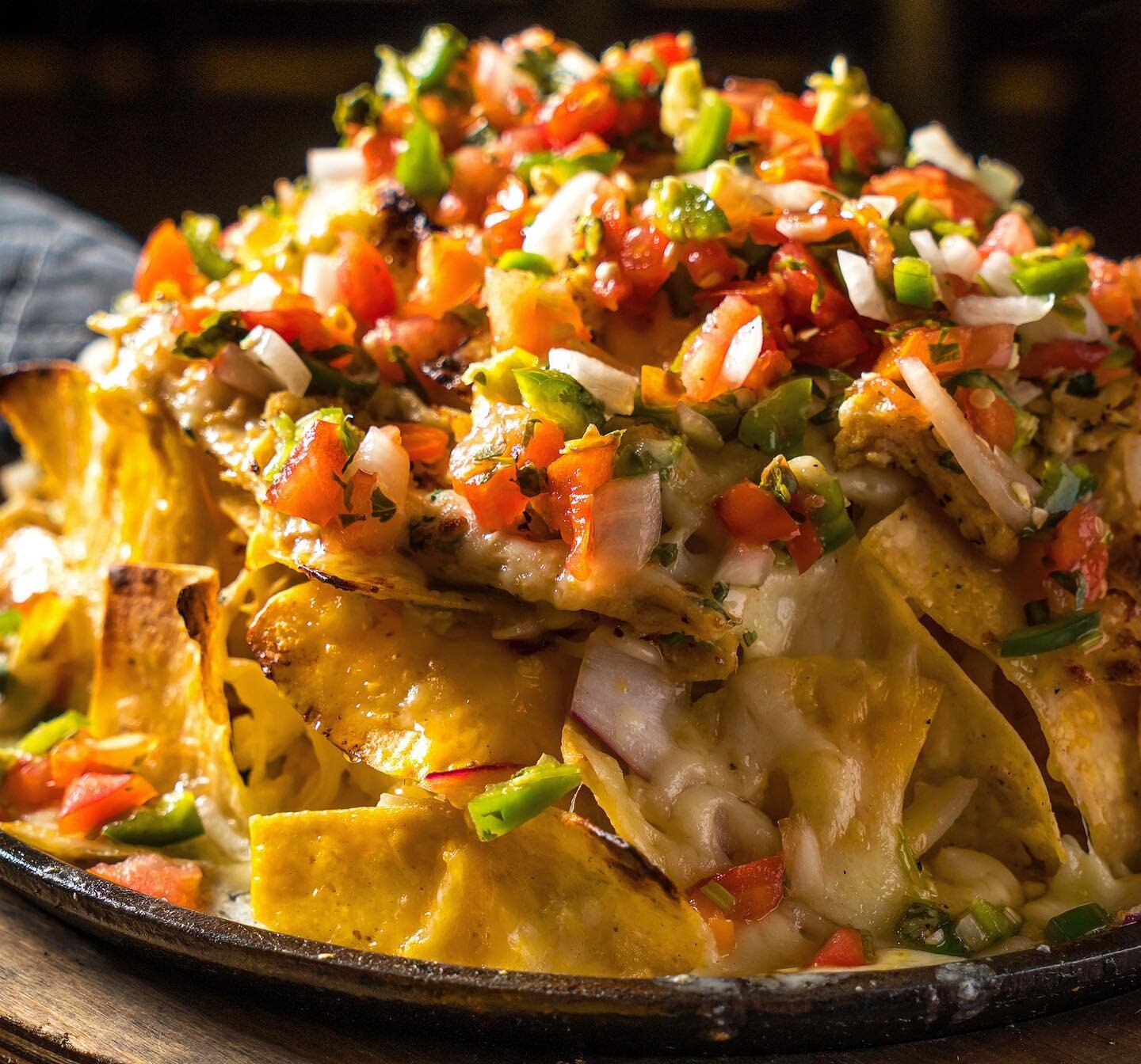 🔥 Nacho average appetizer at Coalhouse! Feast on our famous BBQ nachos, piled high with all your favorite fixings! 🧀🌶️ #coalhousestamford #stamfordct #bbqnachos #cheddar #montereyjack #pepperjack #pickledonions #texascornchips #brisketbeans #jalap