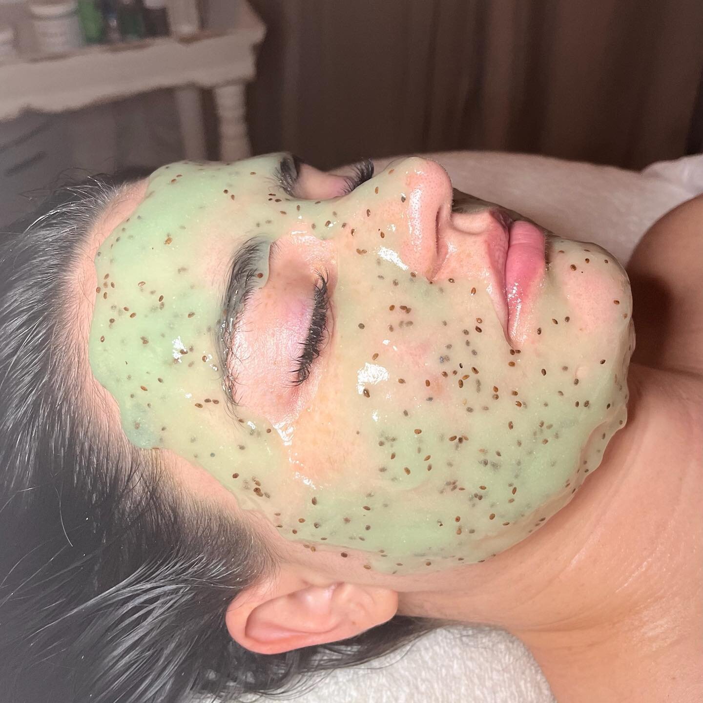 Super Greens Hydrojelly Mask. 🥦🥬
This mask is included in our 4 Layer Restoration Green Facial. 

🍀 Rich in micronutrients to increase energy in the skin.
🍀 Deeply hydrates dry skin by balancing oil and water distribution
🍀 Reduces the apperance