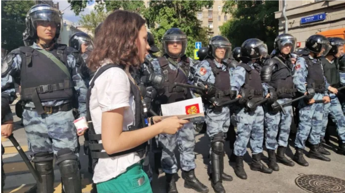 Olga Misik di fronte alla polizia