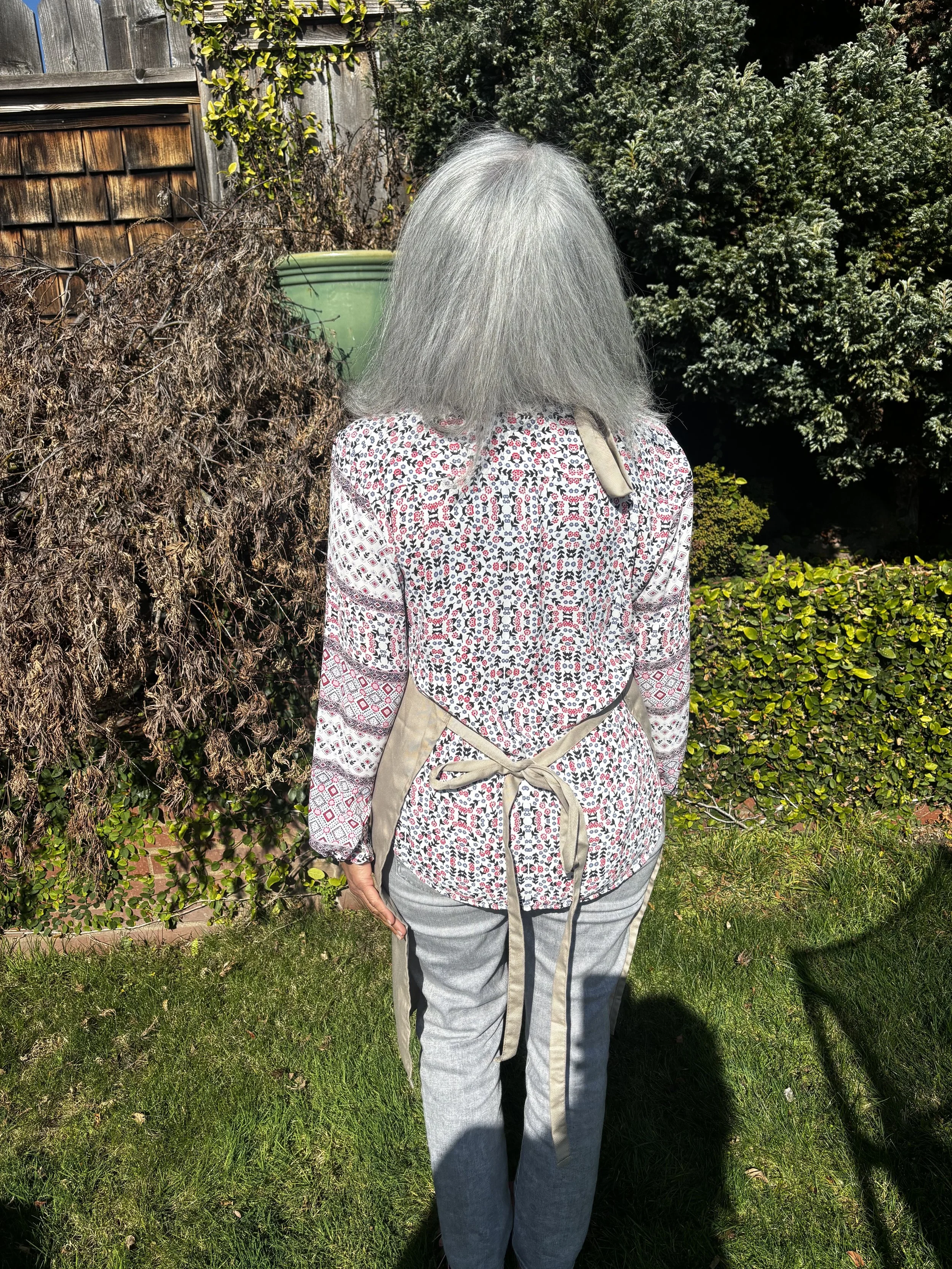 brown apron back.jpg