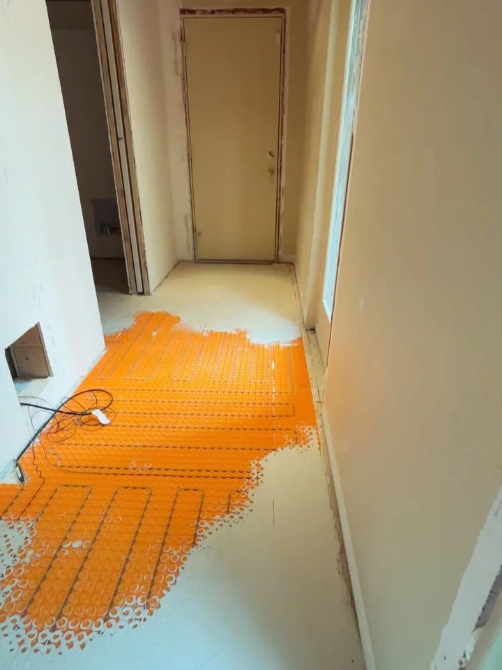 Cozy floors in progress 🔨 this isn&rsquo;t just tile prep, it&rsquo;s comfort in the making! Over a mile of heating coil installed in this Ditra heated floor 🔥🤩 

@schluetersystems @schlutersystemsna #homeremodel #tileinstallation #ditraheat