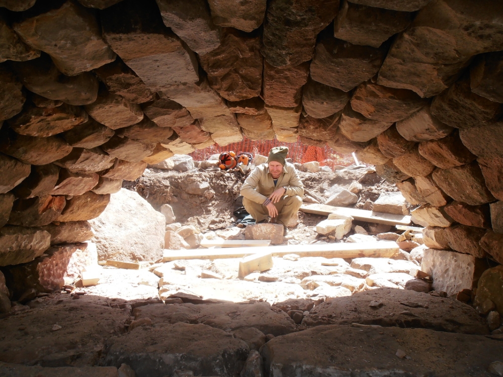  Inspecting the arch 