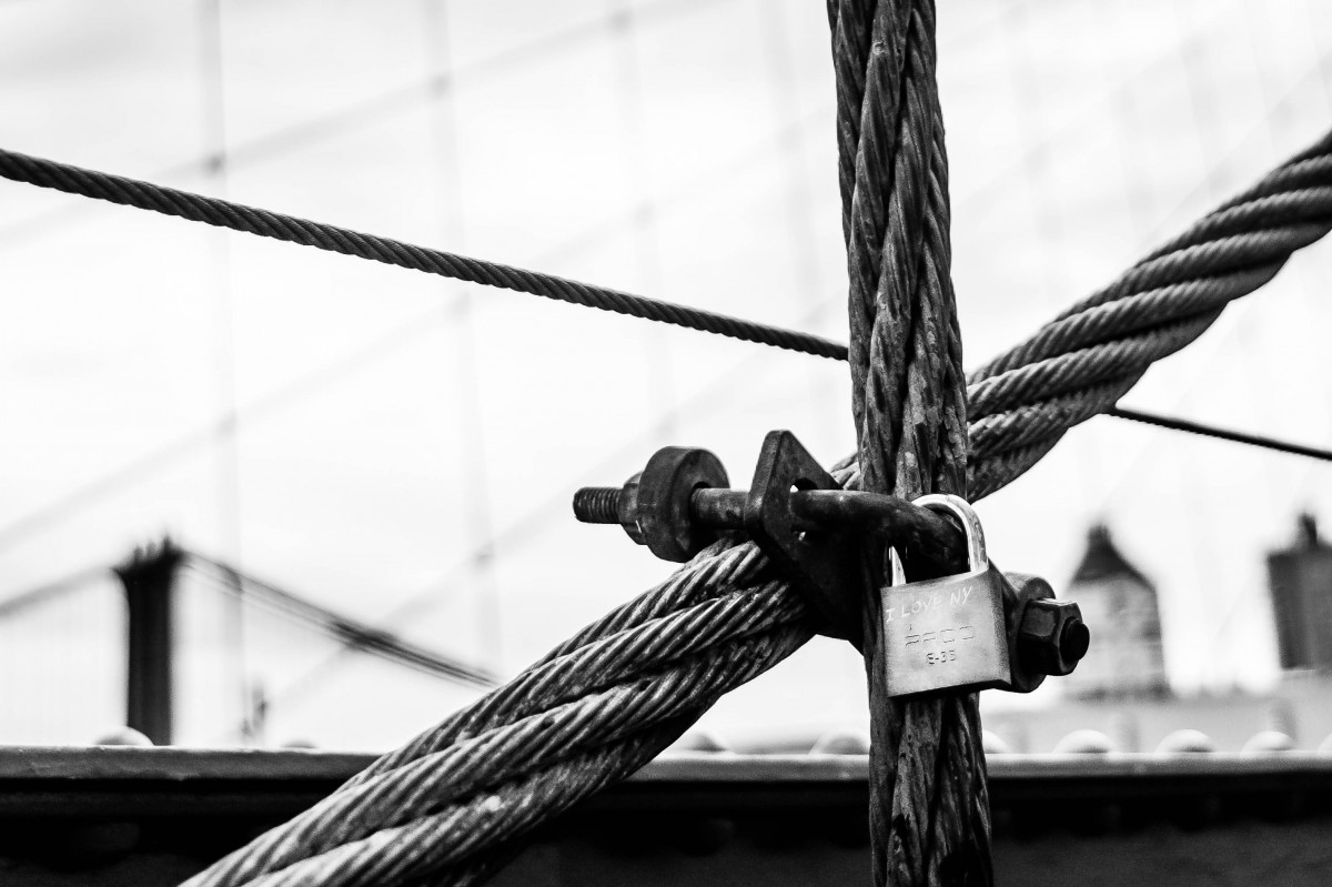 bridge_blackandwhite_ny_newyork_brooklyn_manhattan_brooklynbridge_locks-333837.jpg