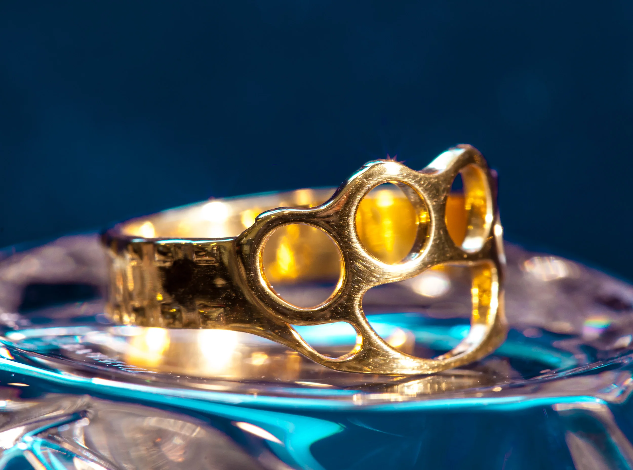 Brass Knuckles Ring - Blue 18K 1.jpg