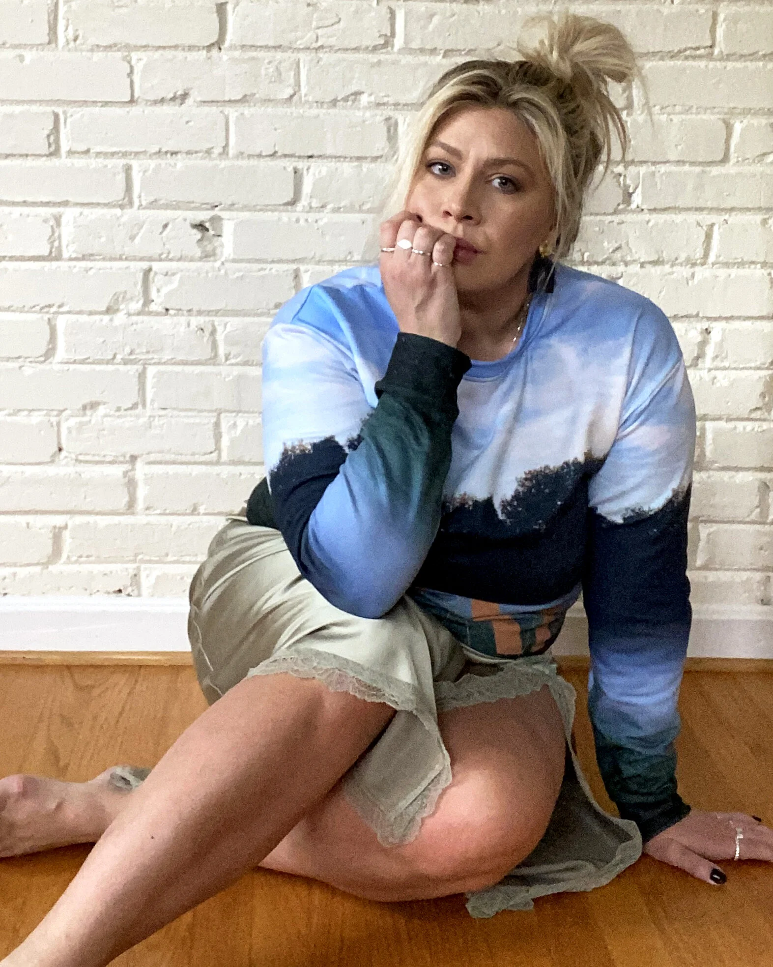 SWEATSHIRT_LIFTED_KELLY_SKIRT_24_4X5_CROP.jpg