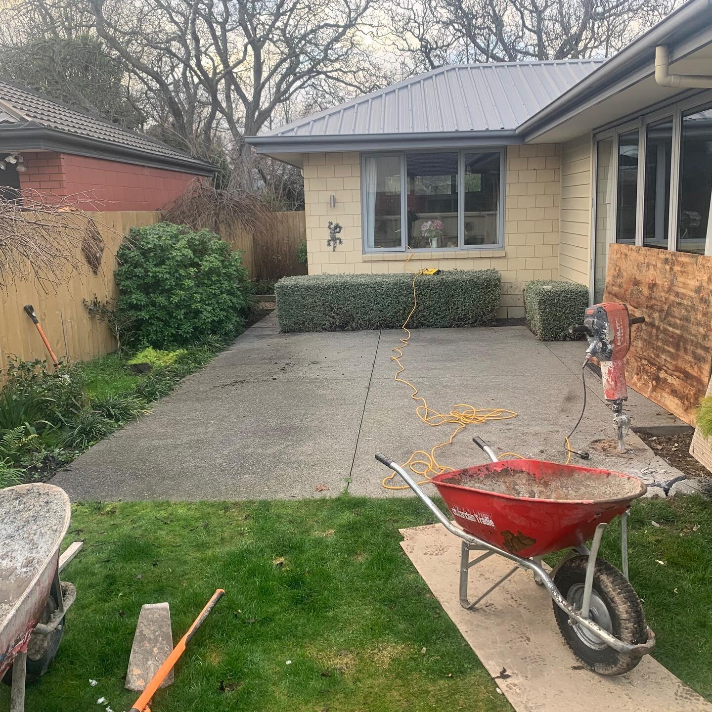 Love this transformation!
Porcelain pavers and Macrocarpa raised planters, awesome work Dan and Brendon.
Legends!