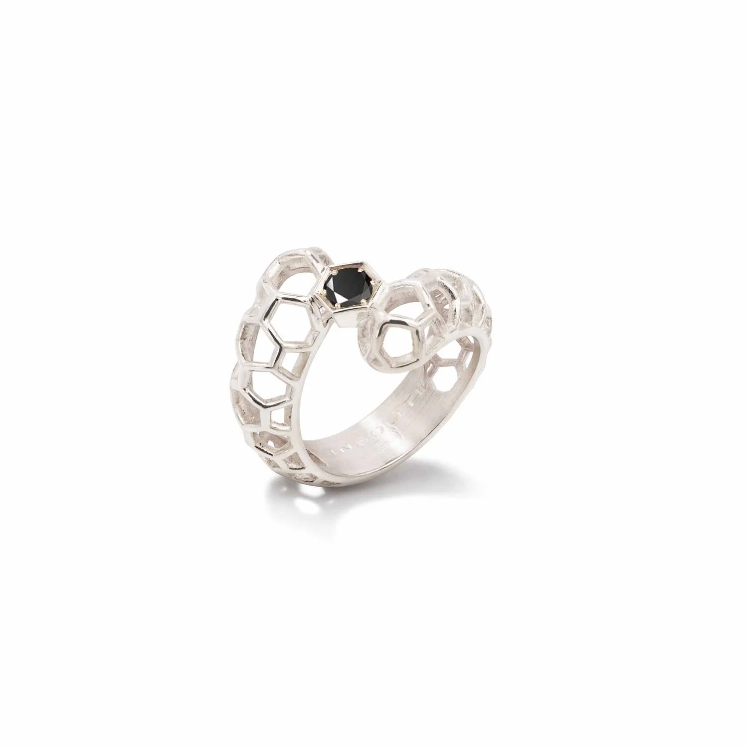 La bague en diamant noir : optez pour une touche d'originalité