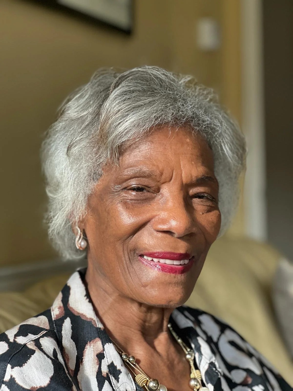 GLORIA - HEADSHOOT - LUCINDA LEON MANAGEMENT.JPG