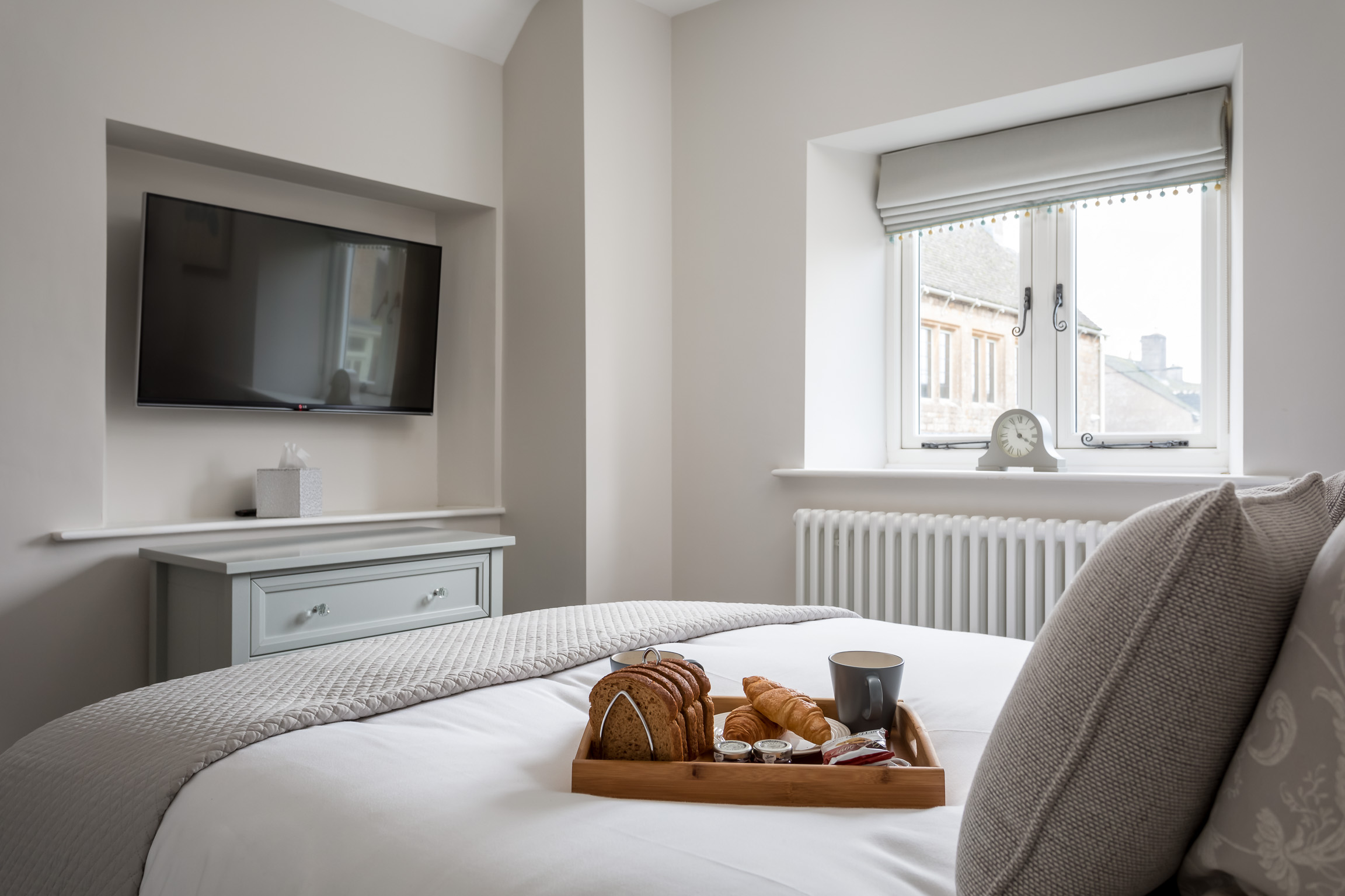 Bedroom: Enjoy TV in bed