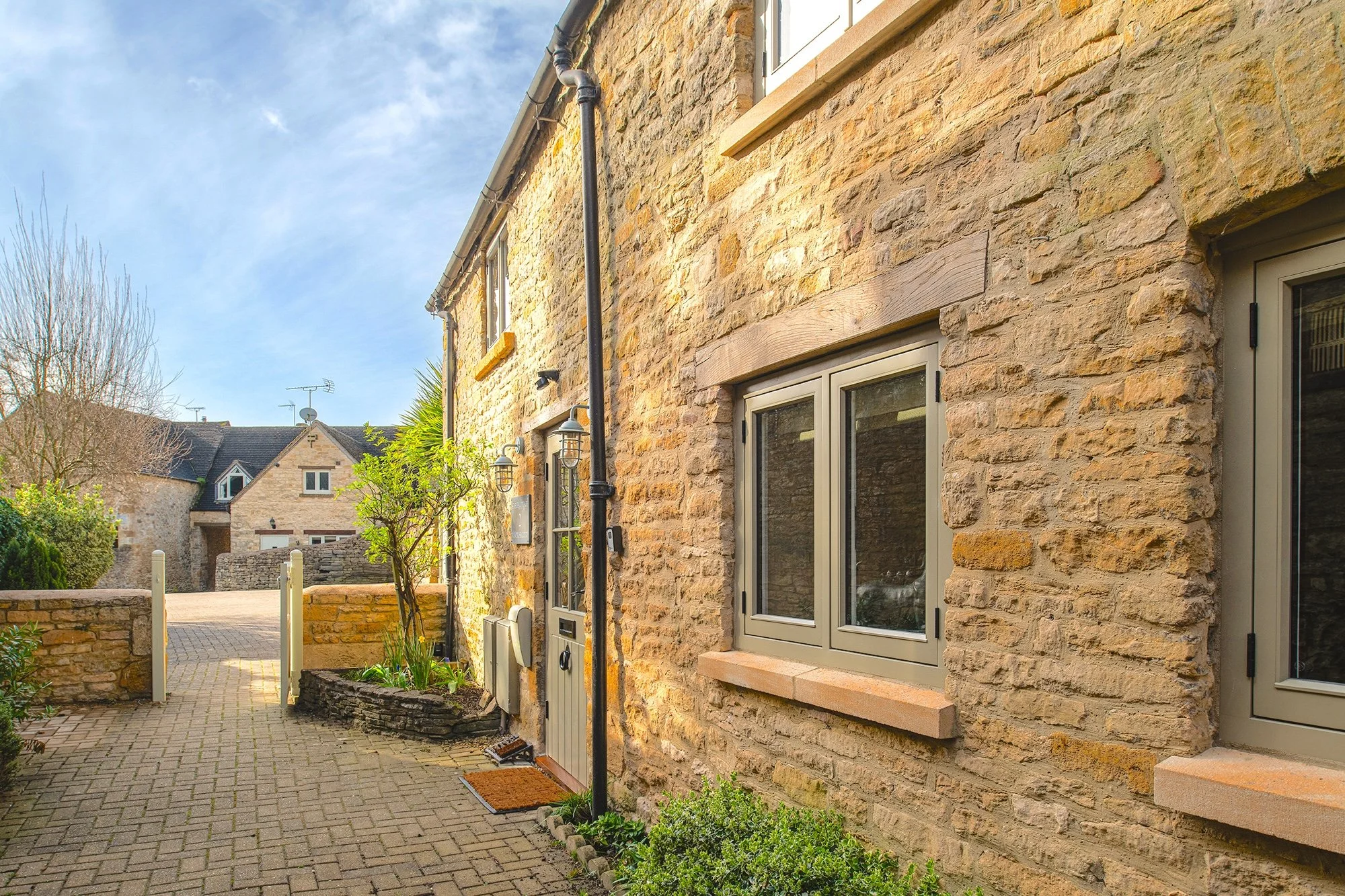 The exterior view of Stables Cottage, located on Sheep Street in the heart of Stow-on-the-Wold, a town shaped by the wool trade