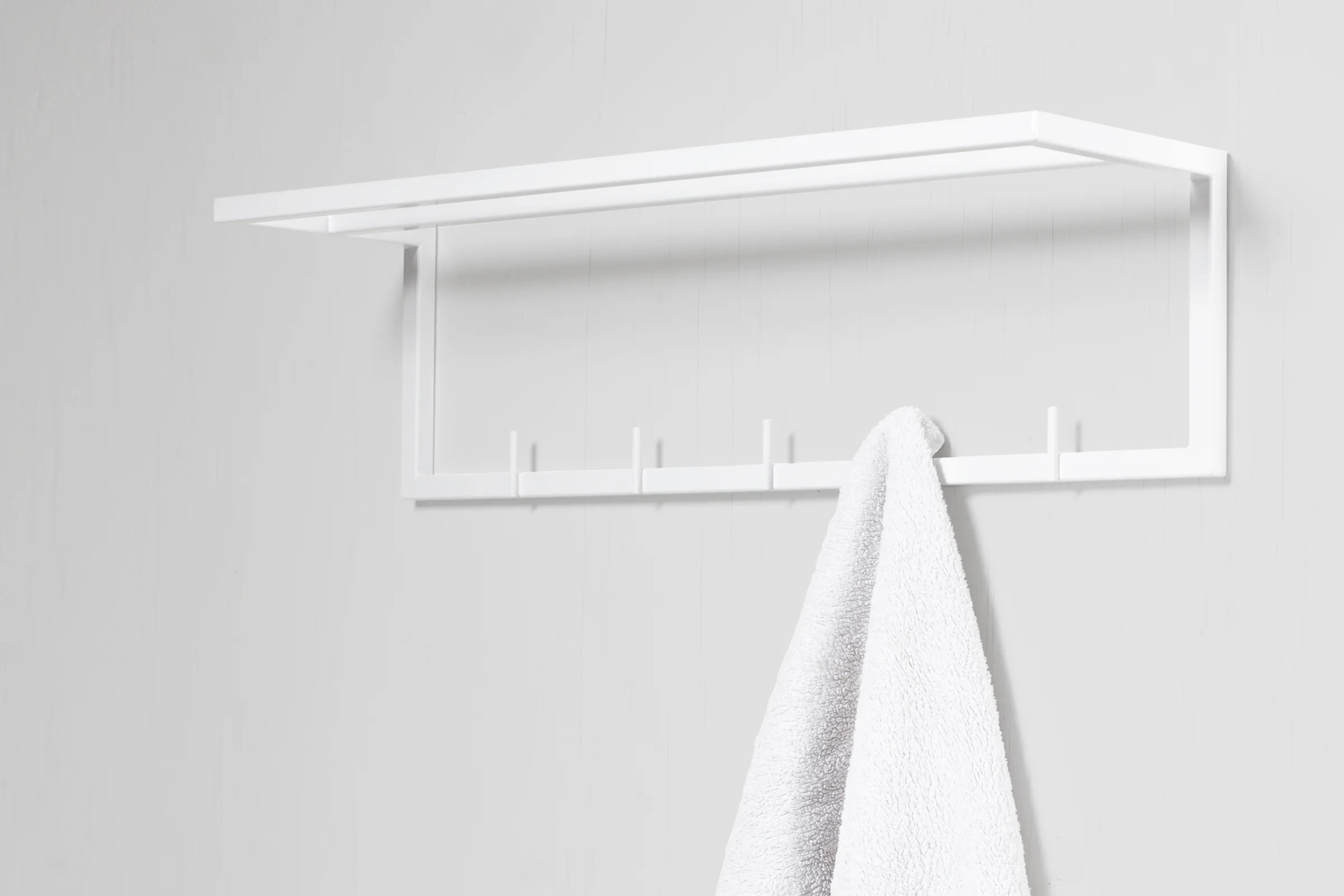 mllmtr_shop image 05_L1-bthr 600 WHITE_wall mounted towel rack_right side view_white towel.jpg