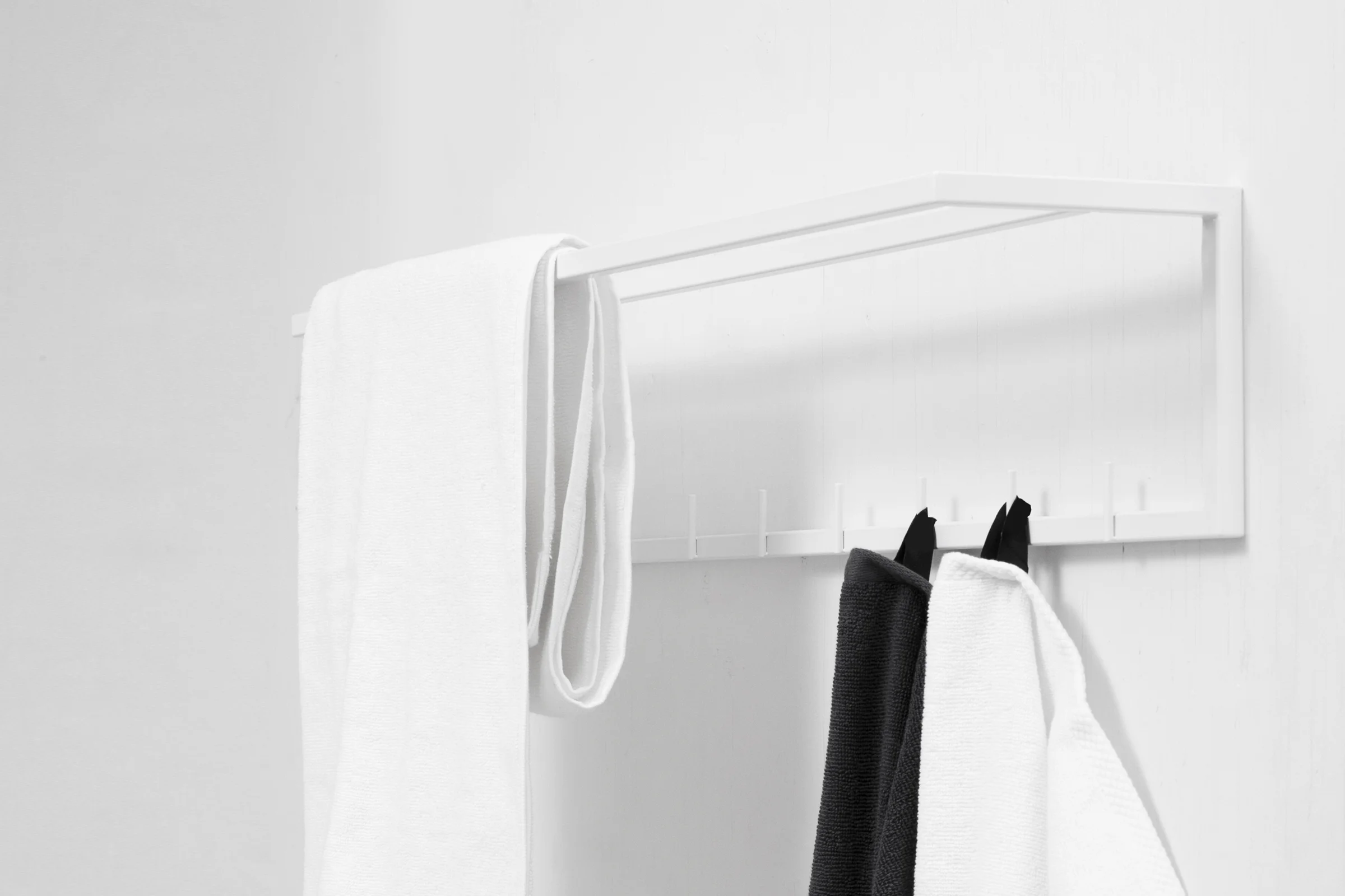 mllmtr_shop image 05_L1-bthr 900 WHITE_wall mounted towel rack_rigt view low_white & grey towels.jpg