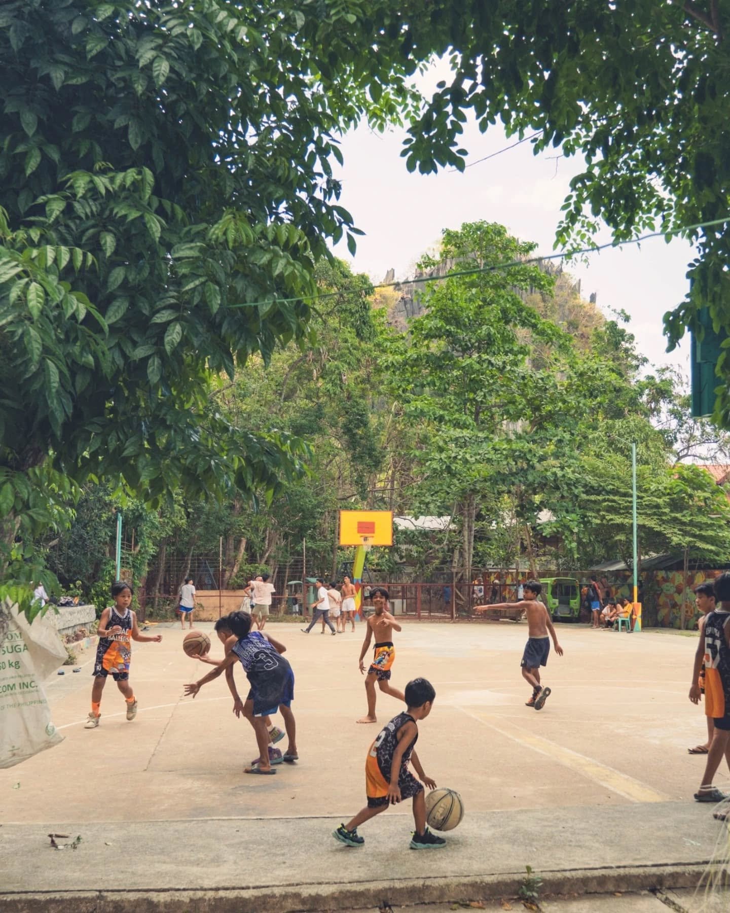 Ballers 🏀⛹️☀️
No screens, just kids playing.
What an epic backdrop, natural stadium.

📍El Nido, Palawan
📷⁠ #fujifilmxt4 + #fujifilm1655

#ballislife #palawan #philippines #basketball #momentsinlife #life #travelgram #createandexplore #visualstoryt
