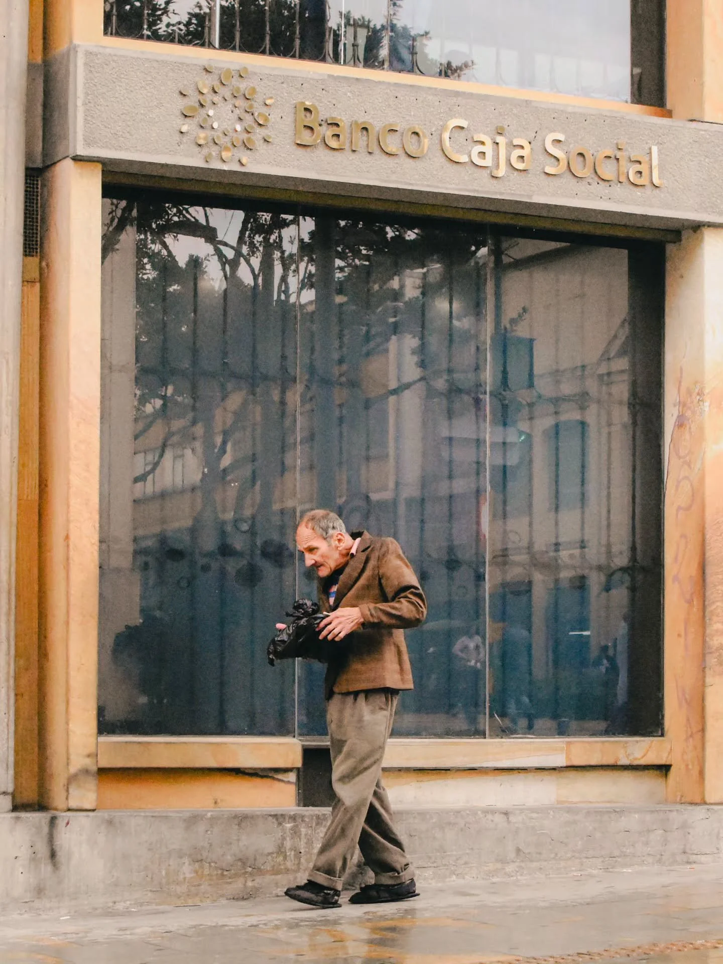 Heart of Gold

📍Bogota, Colombia

🎵 @igoldford Walk With Me

📷 Nikon D7200
🔘 35mm
━━━━━━⁠
My name is Louis 🤓⁠
I document life as it is 📷⁠
Here's to more life 🍺