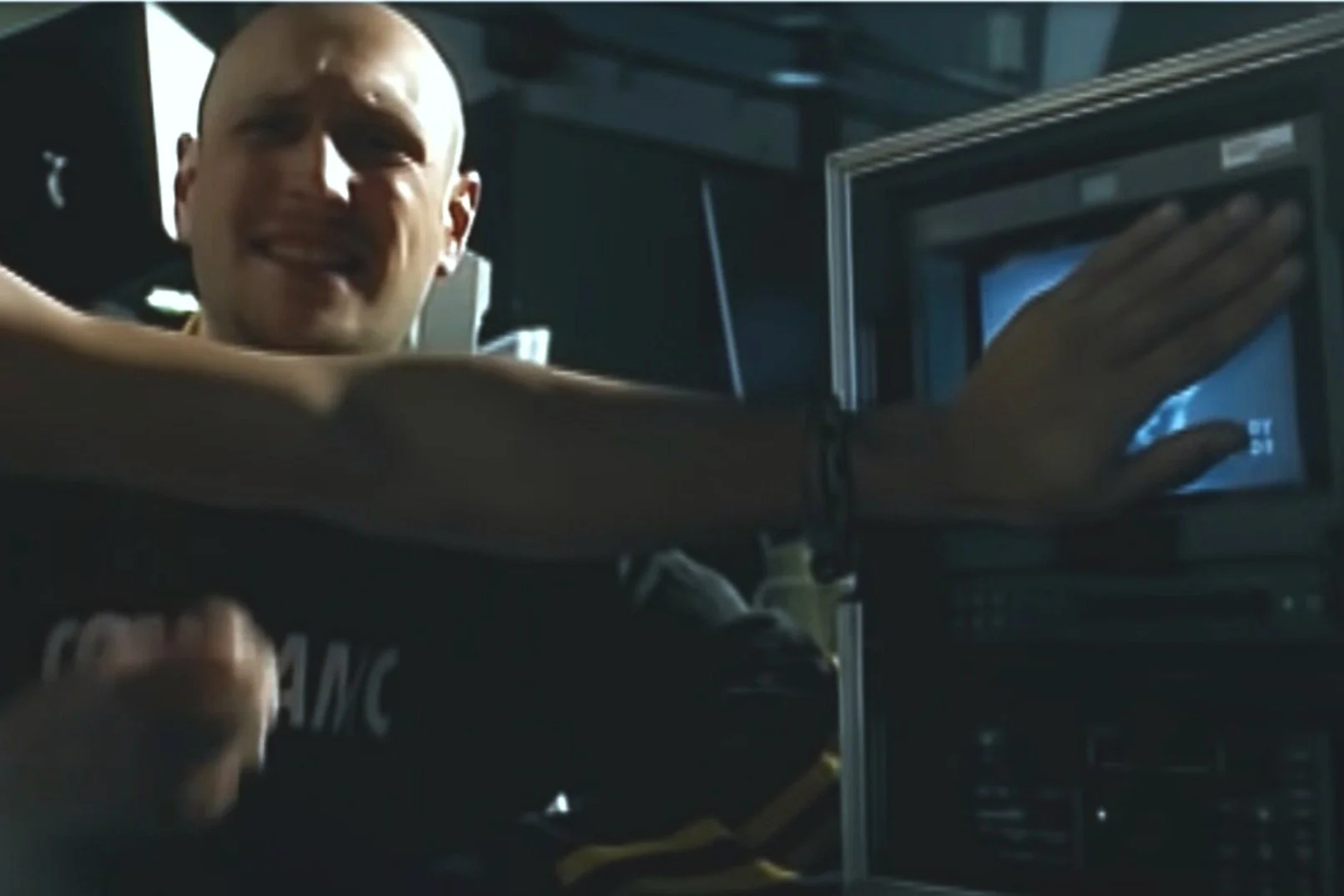 Behind the scenes MV Sniper - trait pour trait 