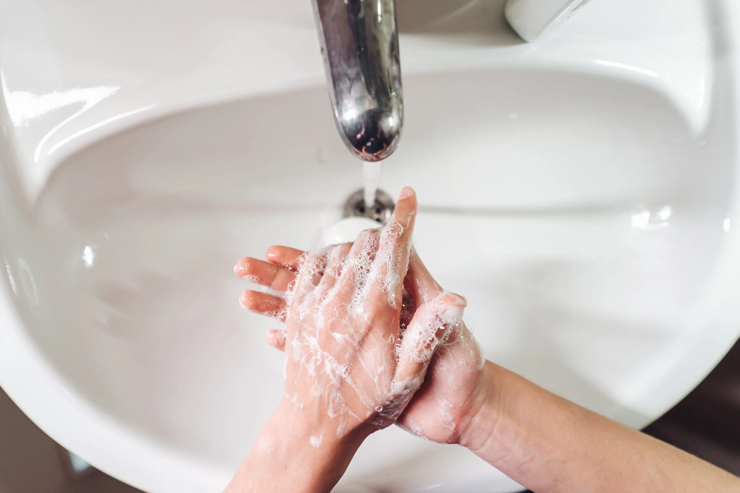 man-washing-hands-to-protect-against-the-coronavir-AJ67LTU.jpg