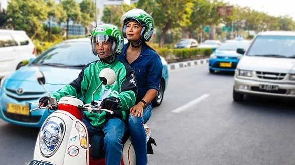 The helmet tells you it’s a Go-Jek (www.ri-techno.com)