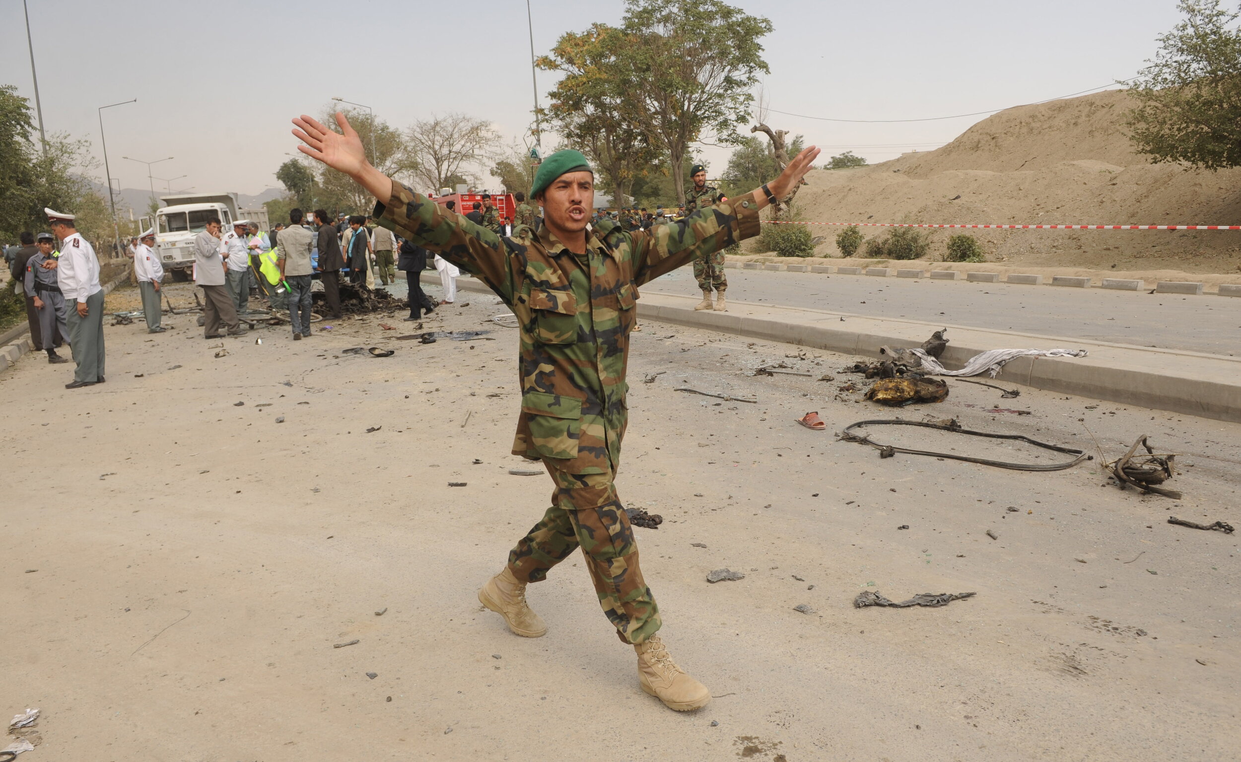  Afghan National Army (ANA) soldier shouts at the site of a blast which struck vehicles of the NATO-led force in Afghan capital Kabul on September 17, 2009. AFP PHOTO/MASSOUD Hossaini  