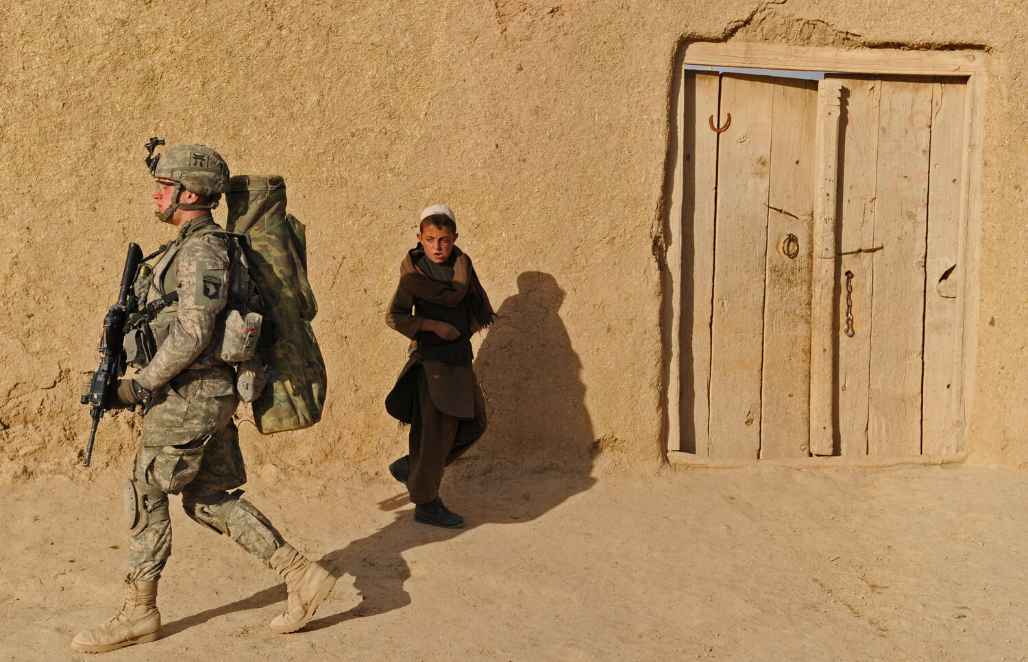  A US soldier from 1st Platoon Alpha Company 3-187 3BCT 101 Airborne walks during a patrolling in Yosef Khel district of Paktika province on April 1, 2010.  AFP PHOTO/MASSOUD Hossaini  