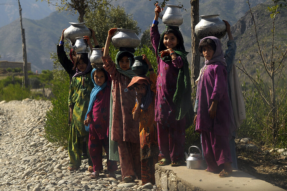  Afghan girls stand as they watch the road from Shultan to Asad Abad city in Kunar province, east of capital Kabul on October 8, 2008. About twenty thousand people fled the clashes between Pakistani government and Taliban in Bajaur agency, a tribal a